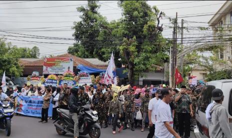 Masyarakat bersiap menyambut kepulangan Jokowi di Solo, Ahad (20/10/2024).