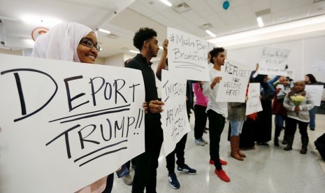 Masyarakat berunjuk rasa menentang kebijakan Donald Trump yang melarang sejumlah imigran Muslim masuk AS di Bandara Dallas, (29/1).