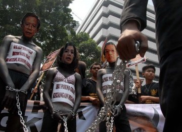 Masyarakat dan mahasiswa yang tergabung dalam Gerakan HMS (Hindari Memilih Sri Mulyani)berunjuk rasa di depan gedung Bank Indonesia, Jakarta, Kamis (8/9). (Republika/Agung Supriyanto)