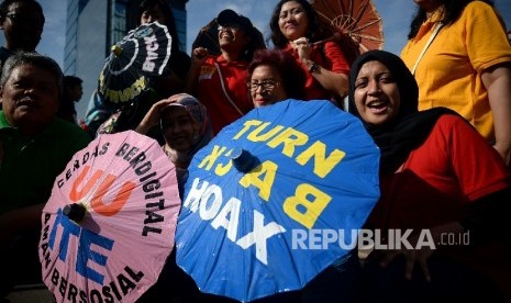  Masyarakat dan pengiat media sosial saat mengelar kegiatan sosialisasi sekaligus deklarasi masyarakat anti-hoax di Jakarta, Ahad (8/1). 