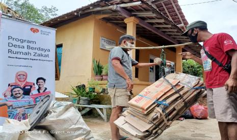 Masyarakat Desa Bojanegara, Kecamatan Sigaluh, Kabupaten Banjarnegara berbondong-bondong membawa sampah an organik yang sudah mereka kumpulkan di rumah untuk dijual dan di tabung di Bank Sampah binaan Rumah Zakat.