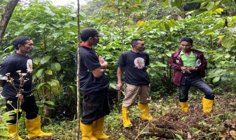 Masyarakat Desa Bontolerung, Kecamatan Moncong Tinggi, Kabupaten Gowa, Sulawesi Selatan mayoritas menjadi kopi sebagai sumber mata pencarian.