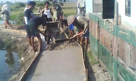 Masyarakat desa Segaramakmur, Bekasi bekerja membangun infrastruktur jalan desa dan saluran air bersih.