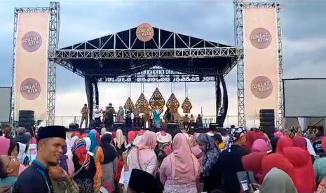 Masyarakat di Desa Cisayong, Kecamatan Cisayong, Kabupaten Tasikmalaya, menggelar Festival Beubeutian di Lapangan Sakti Lodaya, Senin (14/8/2023).