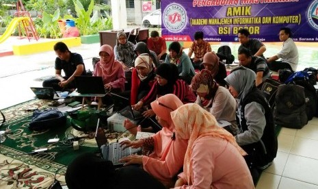 Masyarakat di RPTRA  Manunggal Juang Sukapura mengikuti pelatihan komputer yang diadakan oleh AMIK BSI Bogor.  