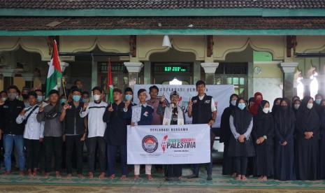 Masyarakat di wilayah Solo Raya atau eks Karesidenan Surakarta mendeklarasikan dukungan terhadap Palestina melalui Komite Kemanusiaan Internasional Pembebasan Palestina (KKIPP). 