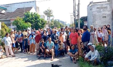 Masyarakat digegerkan dengan temuan mayat yang dikubur di dalam tembok di Kompleks Bumi Citra Indah, RT 04 RW 05, Cipatik, Kabupaten Bandung Barat, Selasa (16/4/2024). 