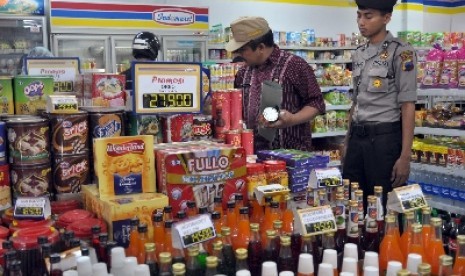 Masyarakat diimbau agar selalu memerhatikan batas kadaluarsa makanan saat belanja di supermarket atau minimarket.