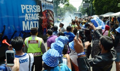  Masyarakat ikut melepas para bobotoh saat keberangkatan bobotoh di depan Gedung Sate, Jalan Diponegoro, Kota Bandung, Ahad (18/10).  (Republika/Edi Yusuf)