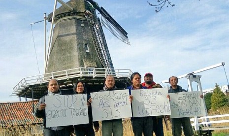 Masyarakat Indonesia Peduli Tanah Air menggelar sesi foto bersama di Den Haag, Rotterdam dan Utrecht sebagai bentuk dukungan aksi damai 313 di Jakarta.