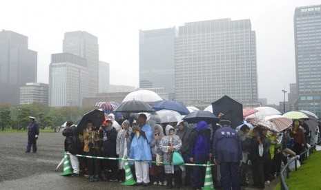 Masyarakat Jepang berbaris dan menunggu di luar istana Imperial Palace sebelum upacara penobatan kaisar Naruhito, Selasa (22/10).