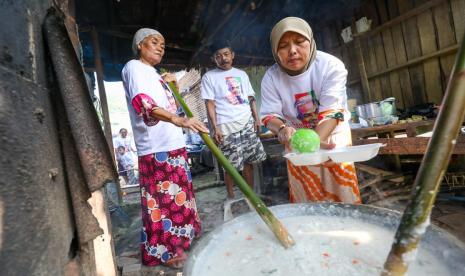 Masyarakat Kabupaten Pandeglang, Banten memiliki tradisi unik setiap Bulan Muharam yakni ngabubur suro pada 10 Muharam 1445 Hijriah. 