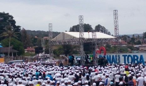 Masyarakat Kabupaten Simalungun mengikuti jalan sehat Wisata Simalungun Pesona Danau Toba 2016 di Parapat, Sabtu (27/8).