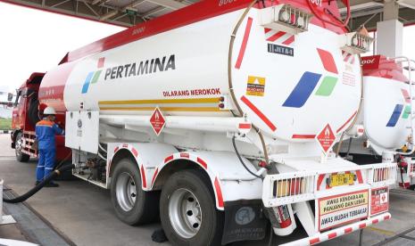 Aktivitas armada penyalur BBM di salah satu fasilitas pengisian BBM di Terminal BBM Pertamina Operasional Jawa Bagian Tengah (JBT), Rabu (31/3). Pertamina Operasional JBT memastikan suplai dan distribusi BBM dan LPG di wilayah kerja Jawa Tengah dan DIY tìdak terganggu insiden terbakarnya salah satu fasilitas RU VI Balongan.