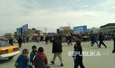 Masyarakat Kota Kabul, Afghanistan menjajakan dagangannya di pinggir jalan, Rabu (28/2).