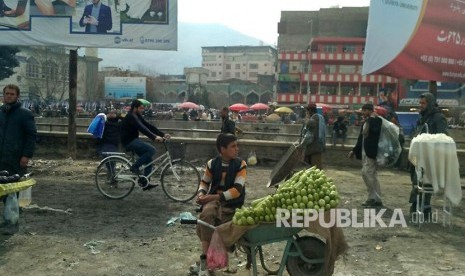 Masyarakat Kota Kabul, Afghanistan menjajakan dagangannya di pinggir jalan, Rabu (28/2).