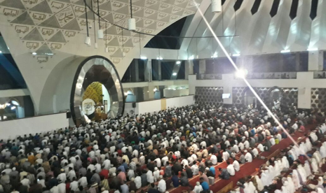 Masyarakat Kota Padang memenuhi Masjid Raya Sumatra Barat untuk melaksanakan shalat gerhana bulan, Rabu (31/1).