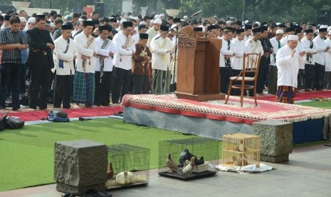  Masyarakat melakukan Shalat Istisqa di Alun-alun Kota Bandung, Ahad (23/10). Tidak hanya untuk Bandung, shalat minta hujan itu juga dikhususkan untuk daerah yang terkena musibah asap.