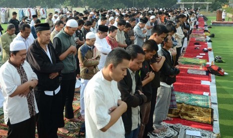  Masyarakat melakukan Shalat Istisqa di Alun-alun Kota Bandung, Ahad (23/10). Tidak hanya untuk Bandung, shalat minta hujan itu juga dikhususkan untuk daerah yang terkena musibah asap.