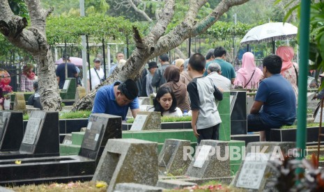 Masyarakat melakukan ziarah kubur atau nadran menjelang Ramadhan di TPU Cikutra, Kota Bandung, Ahad (5/6). (Republika/Edi Yusuf).