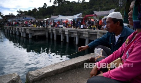 Masyarakat memadati dermaga Tigaras saat operasi SAR tenggelamnya KM Sinar Bangun di Danau Toba, Sumatera Utara, Jumat (29/6).