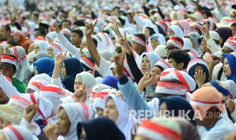 Masyarakat memadati lapangan Gasibu, Kota Bandung, pada acara Tabligh Akbar, Senin (12/12). 