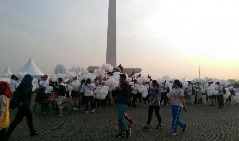 Masyarakat memadati parade Asian Games 2018 di Monas, Jakarta Pusat, Ahad (13/5) pagi WIB. 