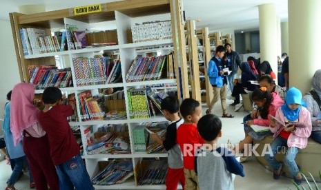 Masyarakat membaca buku di Perpustakaan Gasibu, di kawasan Lapangan Gasibu, Kota Bandung, Ahad (18/9). 