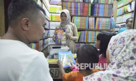 Masyarakat membeli buku pelajaran untuk tahun ajaran baru di pasar buku palasari, Kota Bandung, Ahad (24/7). (Mahmud Muhyidin)