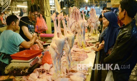 Masyarakat membeli daging ayam menjelang Ramadhan, di Pasar Kosambi, Kota Bandung, Ahad (5/6). (Republika/Edi Yusuf).