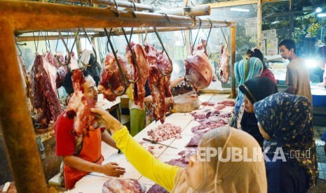 Masyarakat membeli daging sapi menjelang Ramadhan, di Pasar Kosambi, Kota Bandung, Ahad (5/6). (Republika/Edi Yusuf).