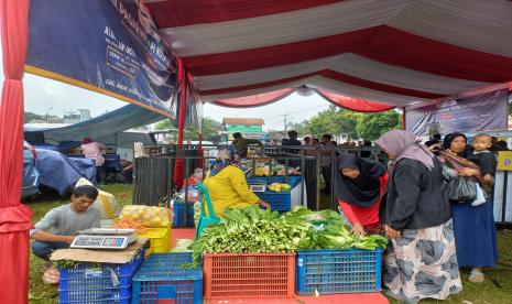 Masyarakat membeli kebutuhan pokok dalam Operasi Pasar Murah yang digelar di Lapangan Karangsambung, Kecamatan Cibeureum, Kota Tasikmalaya. Bank Indonesia bersama dengan Tim Pengendalian Inflasi Daerah (TPID) mendorong inovasi dalam pengendalian inflasi. Deputi Gubernur Bank Indonesia, Aida S. Budiman menyampaikan urgensi meredam inflasi pangan dengan menjaga harga, distribusi, dan pasokan.