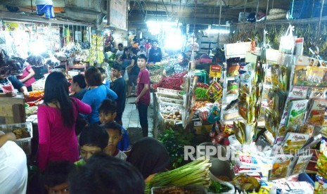 Masyarakat membeli sembako menjelang Ramadhan, di Pasar Kosambi, Kota Bandung, Ahad (5/6). (Republika/Edi Yusuf).