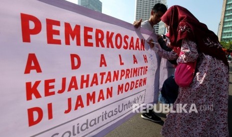  Masyarakat membubuhkan tanda tangannya di spanduk sepanjang 300 meter pada aksi solidaritas untuk YY, korban pelecehan seksual di Bengkulu pada Hari Bebas Kendaraan Bermotor, Jakarta Pusat, Ahad (8/5). (Republika/Rakhmawaty La'lang)