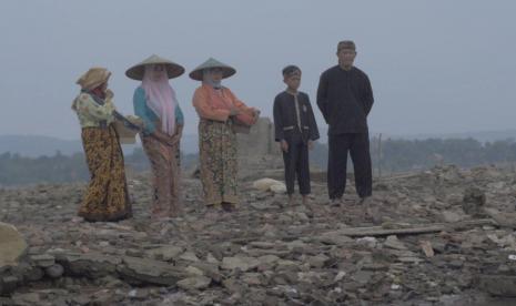 Masyarakat menampilkan seni teatrikal untuk membangkitkan pariwisata di Sagara Munjul, Jatigede, Kabupaten Sumedang, Jawa Barat.