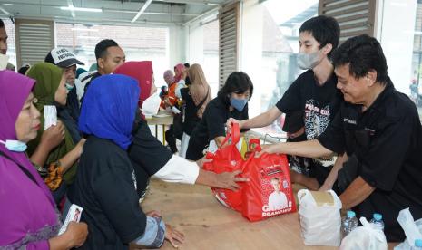 Masyarakat mendatangi bazar murah ramadhan Saga. 