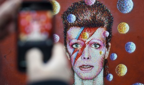 Masyarakat mengambil foto mural David Bowie di Brixton, London, tempat David lahir.