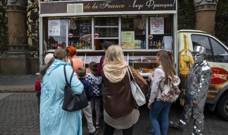 Masyarakat mengantre di depan kedai makanan Rusia di St Petersburg.