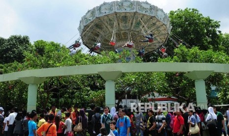 Masyarakat mengantre sebuah wahana di Dunia Fantasi Ancol.