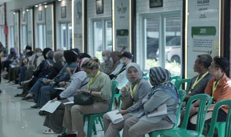 Masyarakat mengantre untuk melakukan donor darah bersama PMI Kabupaten Bogor, Jawa Barat. 