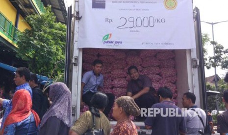 Masyarakat mengantre untuk mendapatkan bawang putih murah dalam operasi pasar yang digelar Kementerian Perdagangan di Pasar Senen, Jakarta Pusat, Kamis (1/6). 