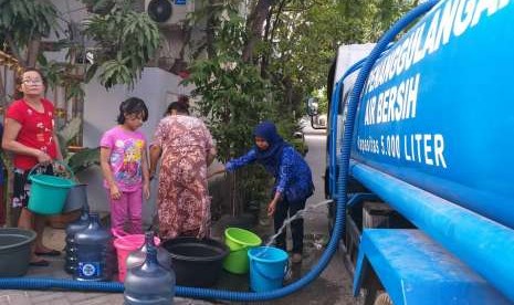 Masyarakat di Desa Neglasari, Kecamatan Jasingan, Kabupaten Bogor, mengerubungi truk tangki air bersih karena dilanda kekeringan.