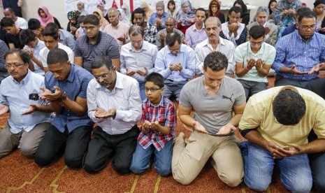 Masyarakat menggelar doa bersama untuk almarhum Muhammad Ali di Louisville Islamic Center, Louisville, Kentucky, Amerika Serikat pada Ahad (5/6).