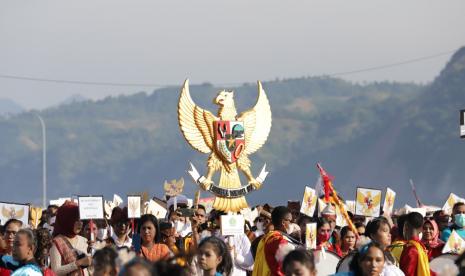 Masyarakat menggotonh replika patung Burung Garuda Pancasila saat acara Parade Kebangsaan di Pelabuhan Ende, Nusa Tenggara Timur, Sabtu (28/5/2022). Kegiatan ini masuk dalam rangkaian menyambut Peringatan Hari Lahir Pancasila pada 1 Juni 2022 mendatang yang dipusatkan di Ende dan dihadiri oleh Presiden Jokowi.