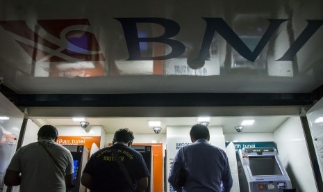 Masyarakat menggunakan ATM dari BNI.