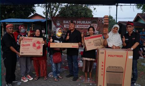 Masyarakat mengikuti bazar muray di Alun-alun Palimanan, Cirebon, Jawa Barat