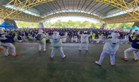 Masyarakat mengikuti Gebyar Senam Perkumpulan Warga Tulang Sehat Indonesia (Perwatusi) 