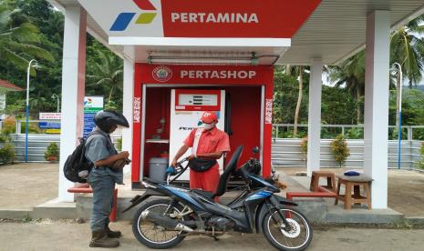 Masyarakat mengisi BBM jenis Pertamax di Pertashop 3P.46305, Desa Cigayam, Kecamatan Banjaranyar, Kabupaten Ciamis. PT Pertamina (Persero) hingga November ini sudah mengoperasikan lebih dari 3.500 unit Pertashop di seluruh Indonesia. Pertamina tidak sendiri, dalam pengembangan Pertashop, Pertamina membuka kesempatan keterlibatan Pemerintah Daerah lewat Badan Usaha Milik Daerah (BUMD).