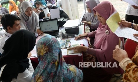 Masyarakat mengisi formulir pendaftaran Koperasi (ilustrasi)