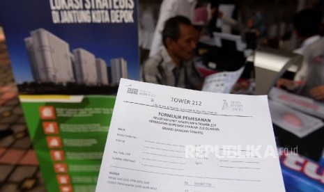 Masyarakat mengisi formulir pendaftaran Koperasi 212 saat acara Silaturahim, Sosialisasi Ekonomi Syariah, dan Penawaran Publik Tower 212 di Depok, Jawa Barat, Ahad (19/3). 